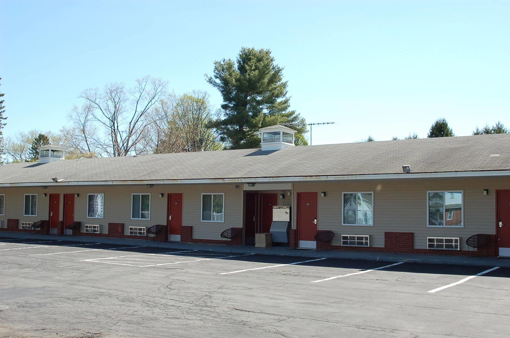 Blue Sky Inn Glens Falls-Saratoga-Lake George ภายนอก รูปภาพ