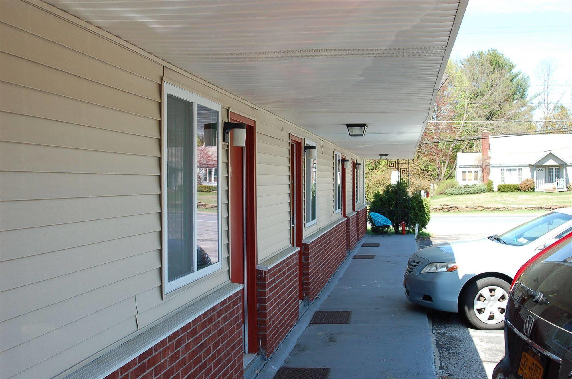 Blue Sky Inn Glens Falls-Saratoga-Lake George ภายนอก รูปภาพ