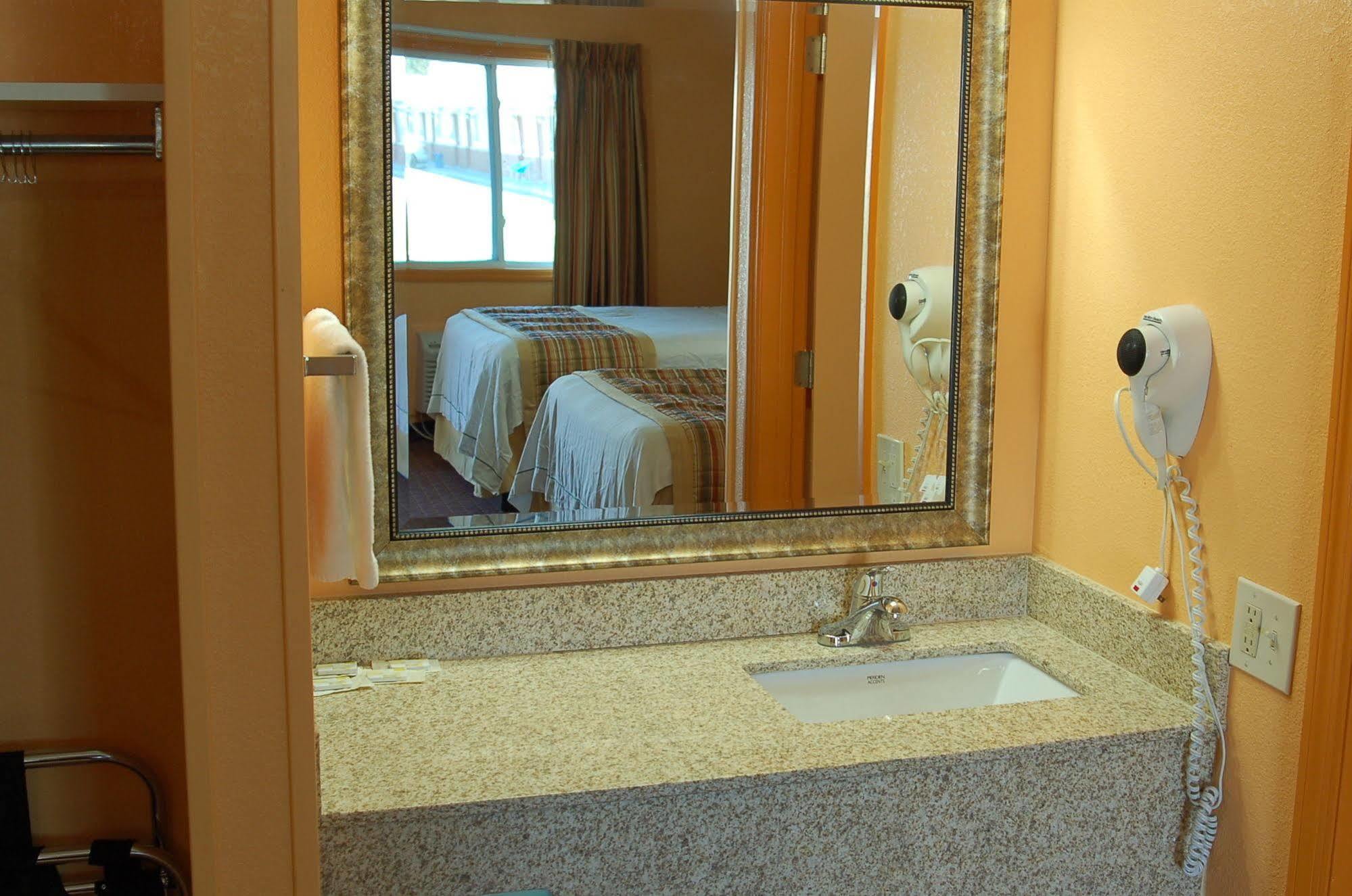Blue Sky Inn Glens Falls-Saratoga-Lake George ภายนอก รูปภาพ