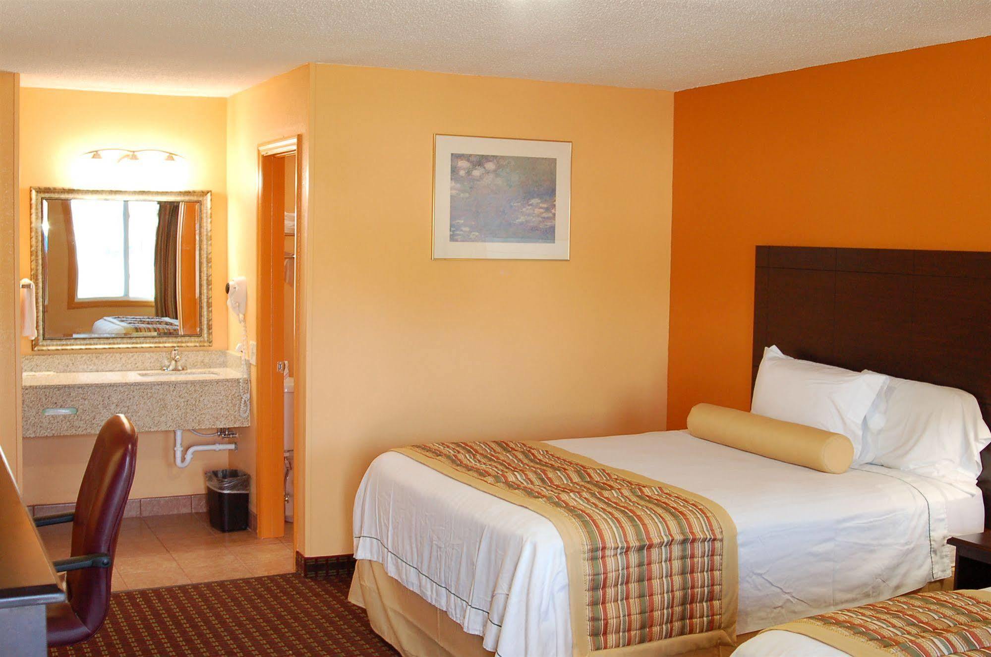 Blue Sky Inn Glens Falls-Saratoga-Lake George ภายนอก รูปภาพ