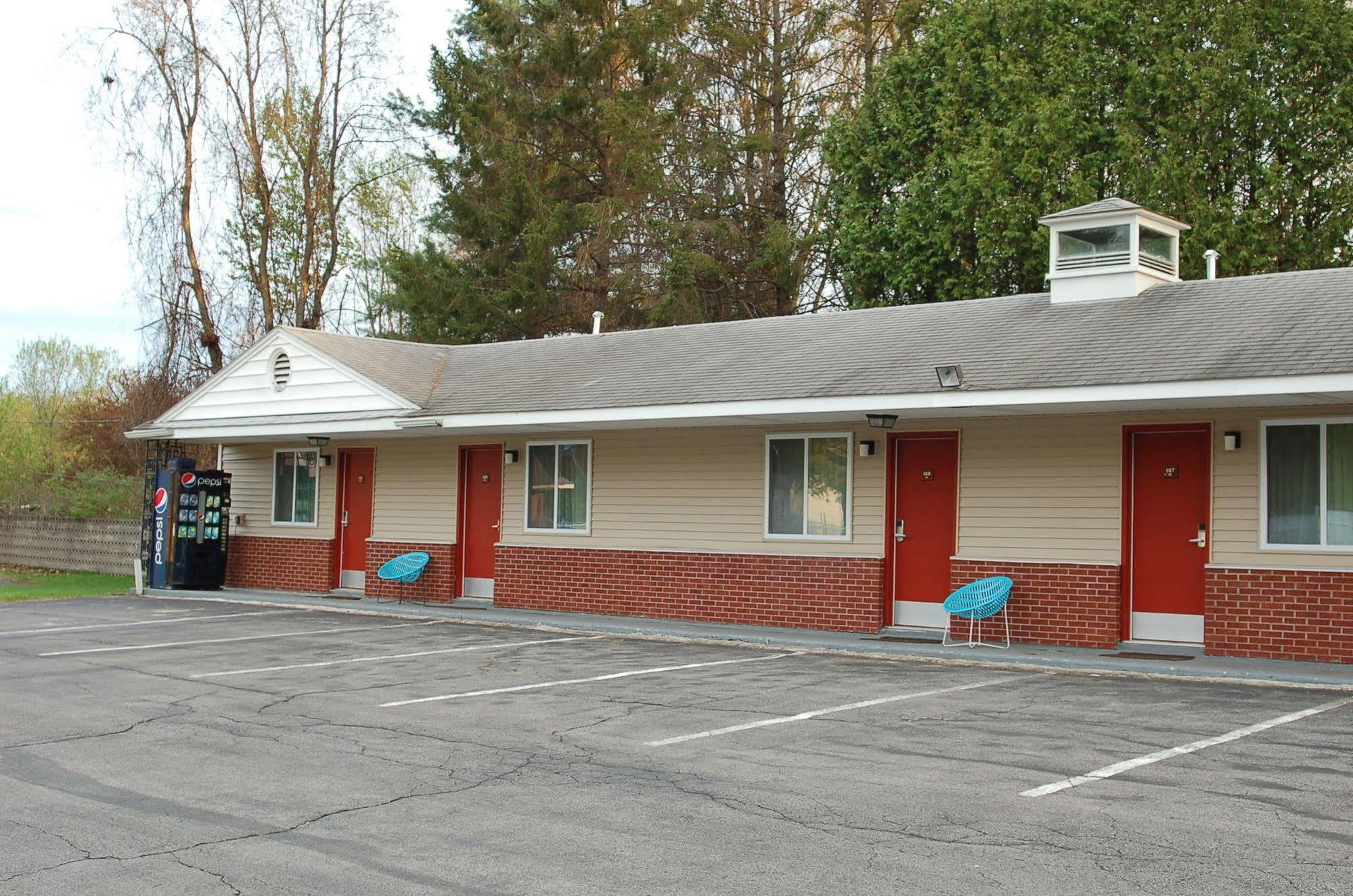Blue Sky Inn Glens Falls-Saratoga-Lake George ภายนอก รูปภาพ
